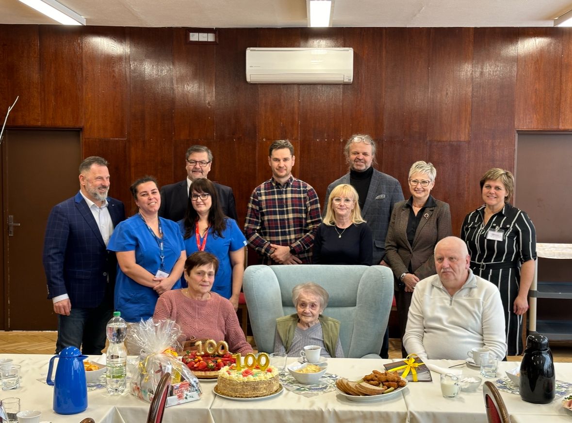 Stoletá oslava: Marta Slavíková z Domova důchodců Libochovice přijímá osobní gratulace hejtmana