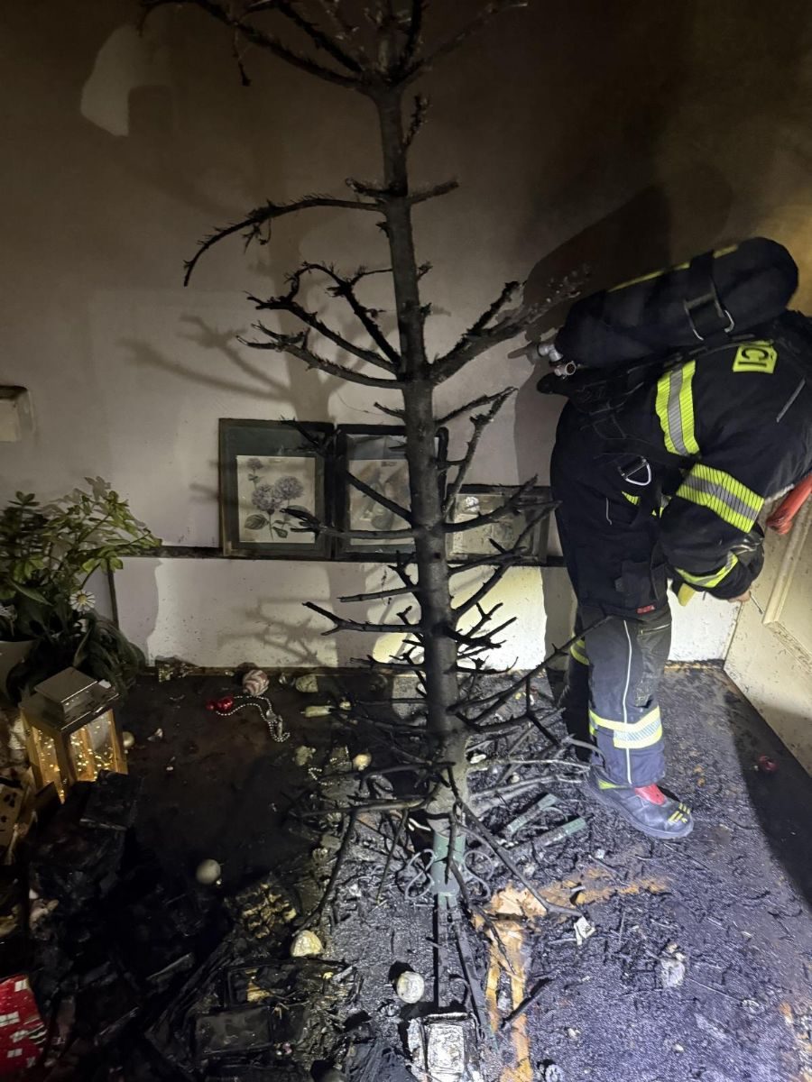 Prskavky zapálily stromek, hasiči zasahovali 28×