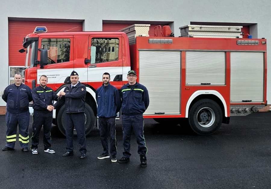 Dobrovolní hasiči Lomu převzali novou cisternu