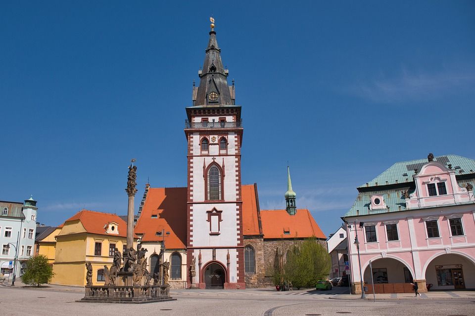obrázek: Chomutovská věž oděná do barev trikolóry