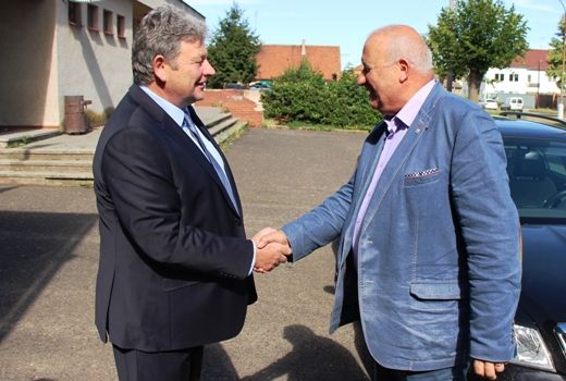 obrázek: Hejtman pochválil novou zbrojnici dobrovolným hasičům v Travčicích
