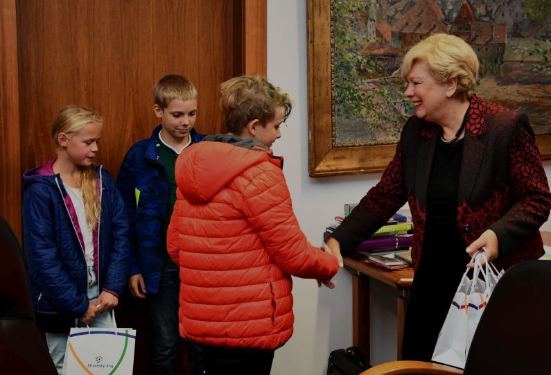 obrázek: Stráská ocenila mladé techniky za reprezentaci na soutěži Talenty pro firmy.