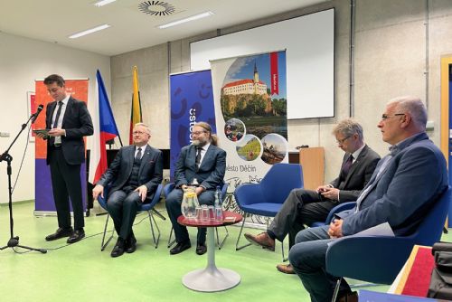 Foto: Romance z druhého břehu: Velkolepý křest Kanovičovy knihy v Děčíně