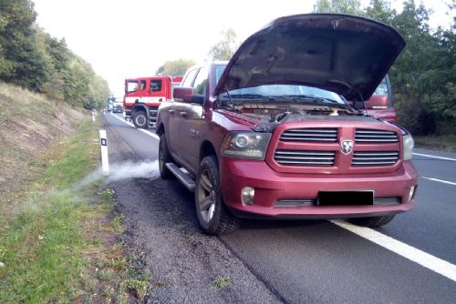 Foto: Dopravní nehoda dvou osobních aut s únikem LPG