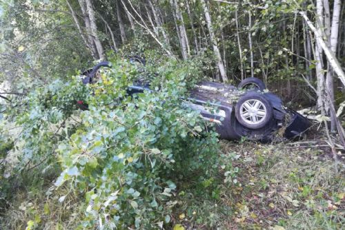 Foto: Dopravní nehoda osobního auta u obce Hlinná