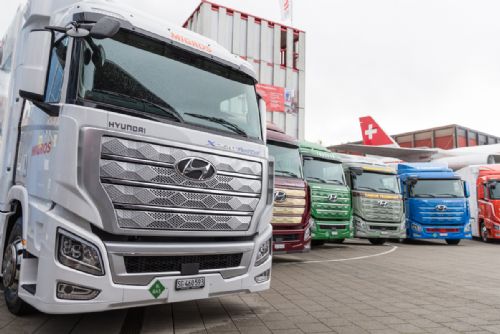 Foto: Hyundai předal ve Švýcarsku první vodíkové kamiony