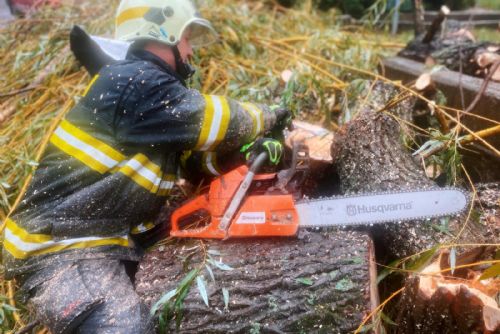 Foto: Odstranění spadlého stromu na náměstí v obci Hrob