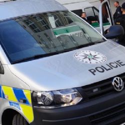 Policisty i další lidi ohrožoval vozidlem