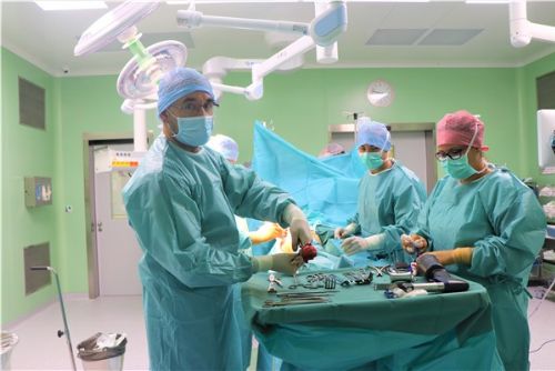 Foto: V novém pavilonu operačních sálů teplické nemocnice Krajské zdravotní první zákrok provedli ortopedi