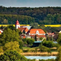 Svah ohrožující domy v Žiželicích je stabilizovaný díky odvodňovacím žebrům