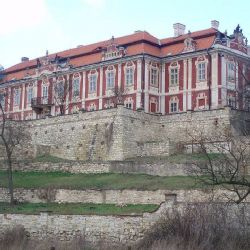 Zámek Stekník láká díky UNESCO více turistů, chybí však parkoviště