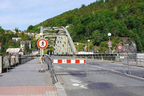 Foto: Tyršův most hrozí kolapsem, začínají provizorní opravy