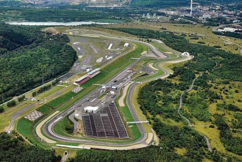 Foto: Hlukový spor v Mostě: Autodrom v ohrožení prodejem