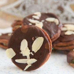 Dostal chuť na vánoční cukroví, teď má problém s policií