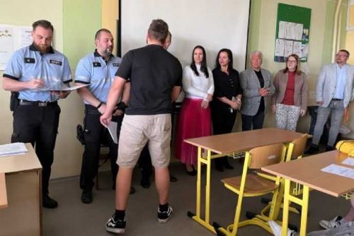 Foto: Studenti z Mostu získali certifikát pro přijetí k Policii ČR