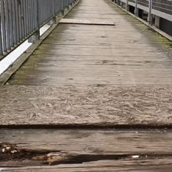 Nebezpečná lávka přes Labe - obyvatelé Ústí volají po rychlé opravě