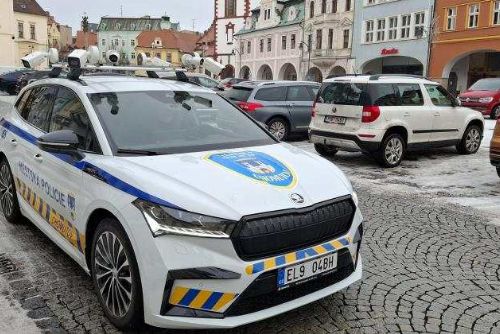 Foto: Chomutovské auto s kamerami opět testuje parkování, nově rozpozná trvající přestupky