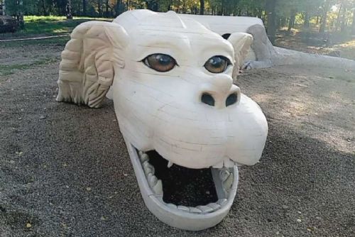 obrázek:Falco z Nekonečného příběhu přistál v Bílině a stal se prolézačkou pro děti